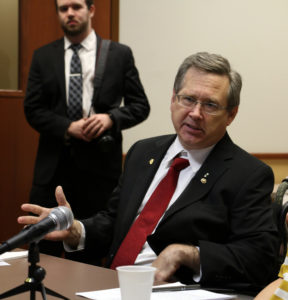 U.S. Sen. Mark Kirk, visiting Feinberg on August 1, discusses plans for a statewide consortium to advance brain research.